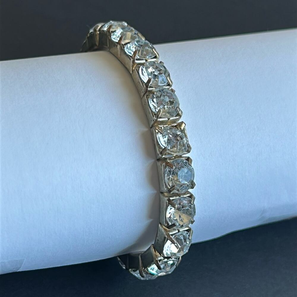 Women’s vintage gold tone crystal rhinestone‎ bracelet one size stretches